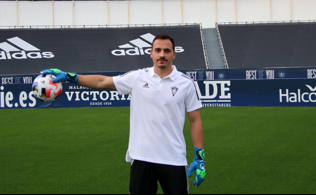 Herrero posa para SUR en el estadio Antonio Lorenzo. 