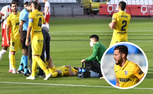 Momento en el que el jugador del Málaga, Calero, es atendido por los servicios médicos en el partido contra el Almería.