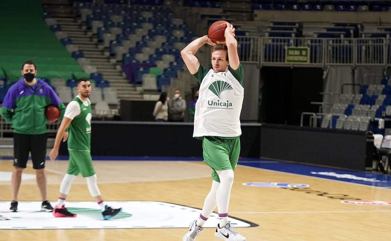 Frankie Ferrari, durante el entrenamiento que realizó este lunes con el Unicaja. 