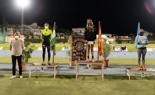 Podio femenino con Prado, Estévez y Ramírez, el pasado sábado en el estadio nerjeño. 