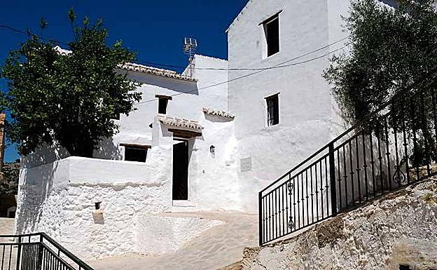 «Casas de Parauta» es un complejo hotelero compuesto por 12 apartamentos administrados por Gerarda de Orleans de Borbón Parodi-Delfino