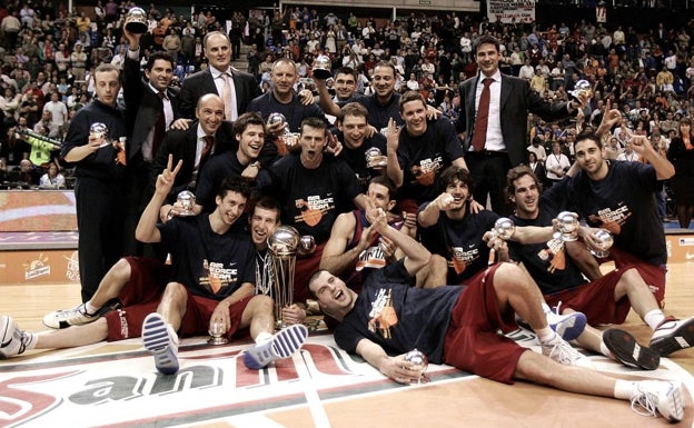 El Barcelona celebra el título de la Copa del Rey de 2007 en el Martín Carpena.