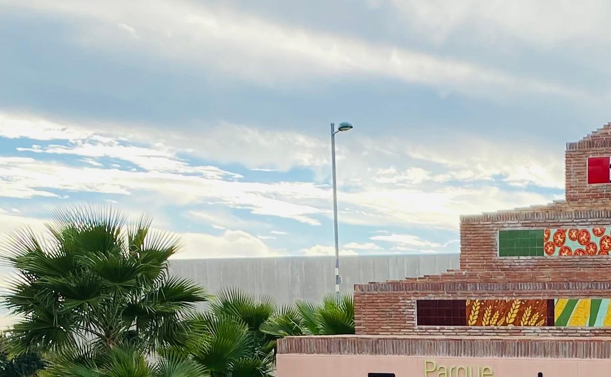 El alcalde veleño, con ediles y empresarios del Parque Tecnoalimentario. 