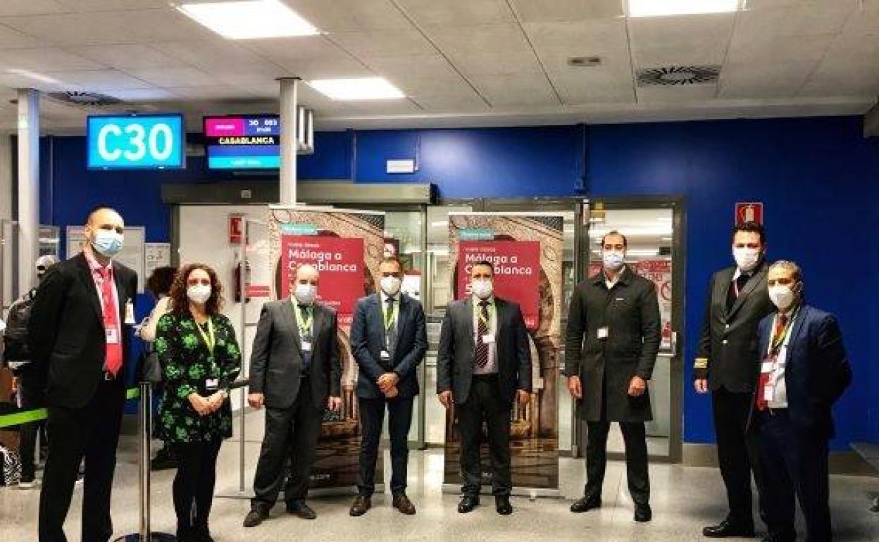 El director del aeropuerto y autoridades, en el estreno de esta nueva ruta aérea. 