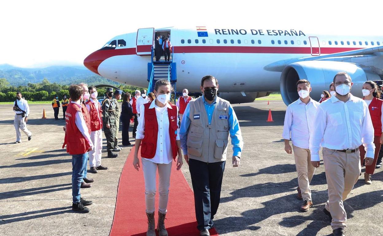 La reina Letizia, a su llegada, el lunes, a Honduras, junto al avión que transportó la ayuda humanitaria.