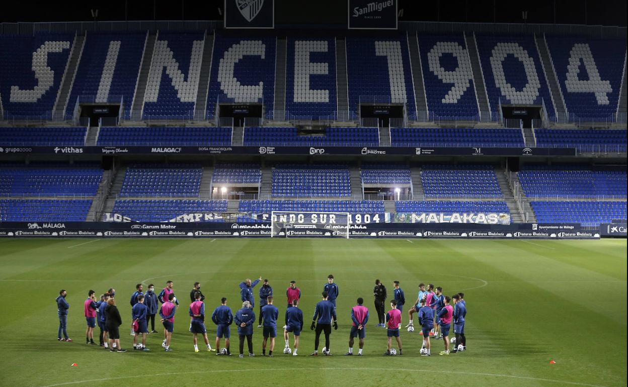 La plantilla del Rincón, ayer durante la charla en el césped de La Rosaleda.