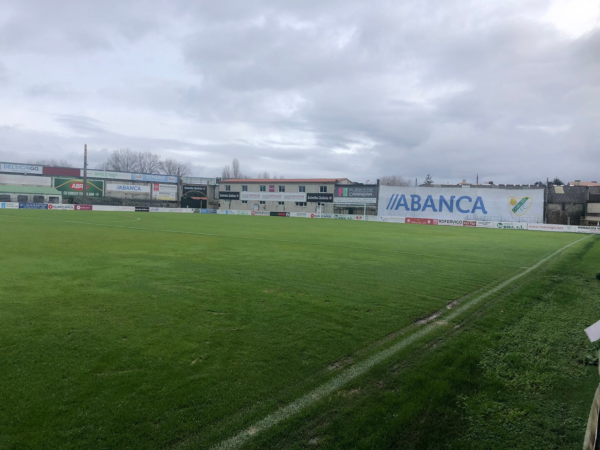Imágenes del campo de fútbol O Vao en Coruxo, donde jugará el Málaga en la edición 20/21 de la Copa del Rey.