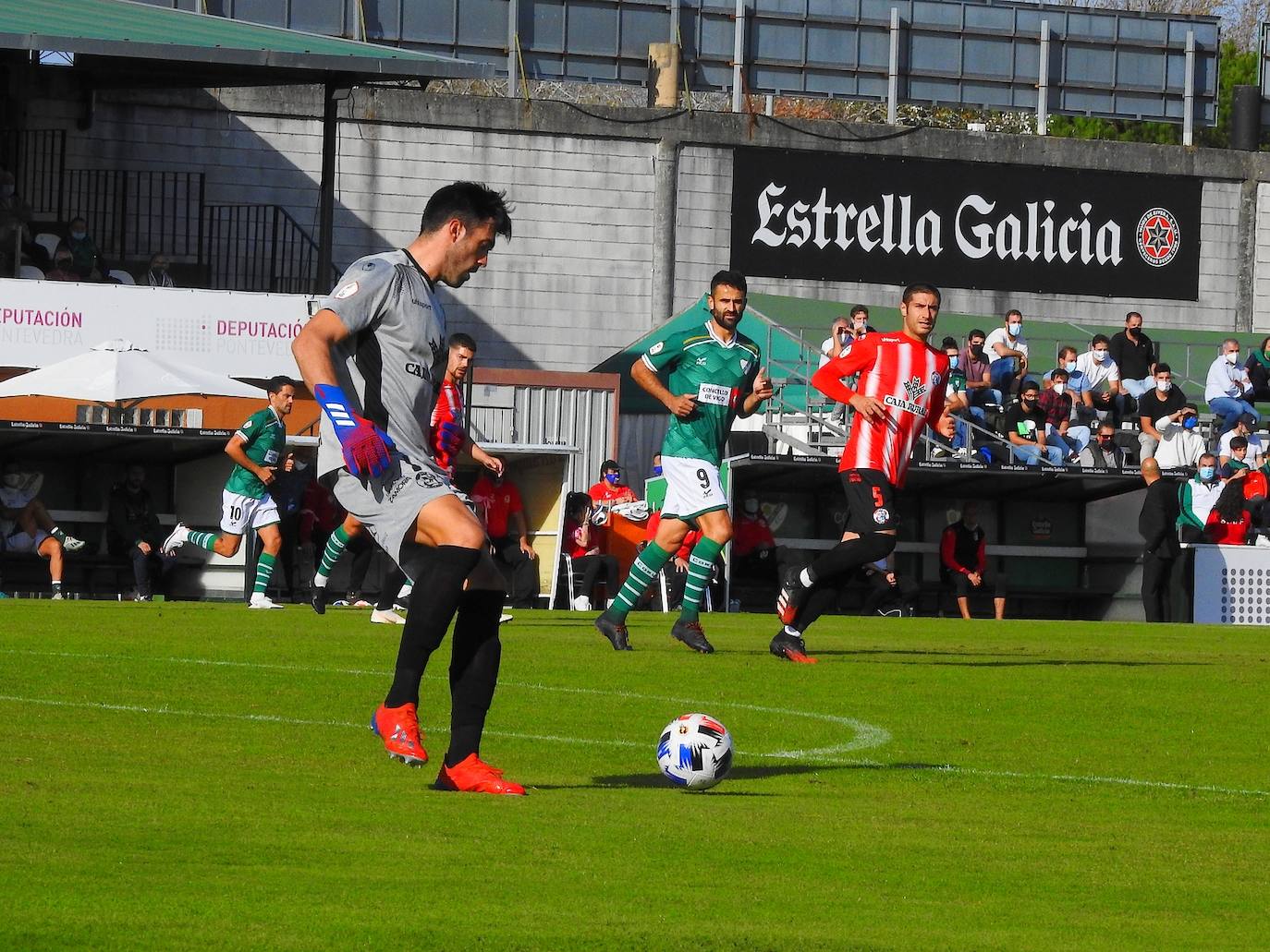 Imágenes del campo de fútbol O Vao en Coruxo, donde jugará el Málaga en la edición 20/21 de la Copa del Rey.