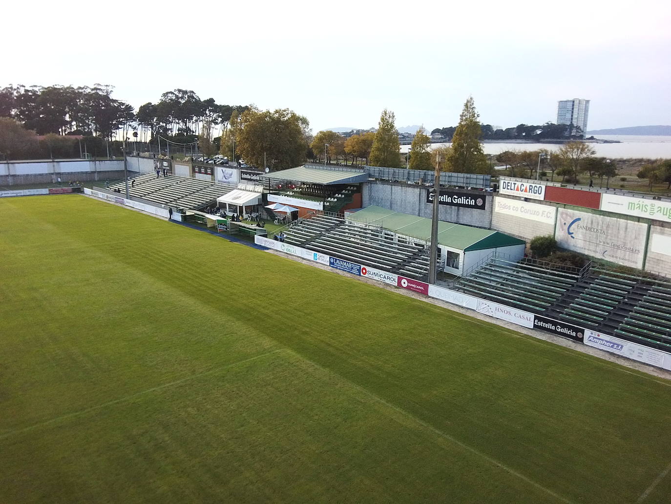 Imágenes del campo de fútbol O Vao en Coruxo, donde jugará el Málaga en la edición 20/21 de la Copa del Rey.