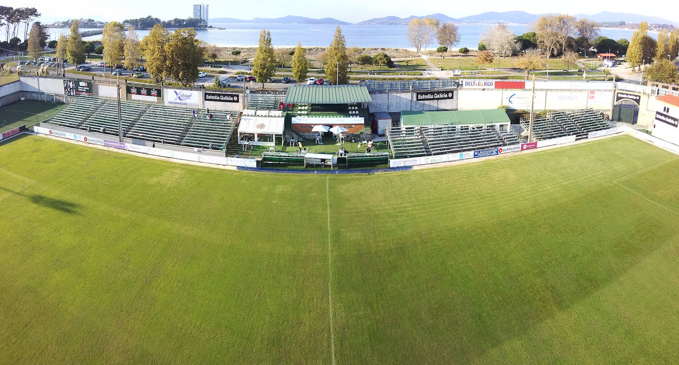 Imágenes del campo de fútbol O Vao en Coruxo, donde jugará el Málaga en la edición 20/21 de la Copa del Rey.