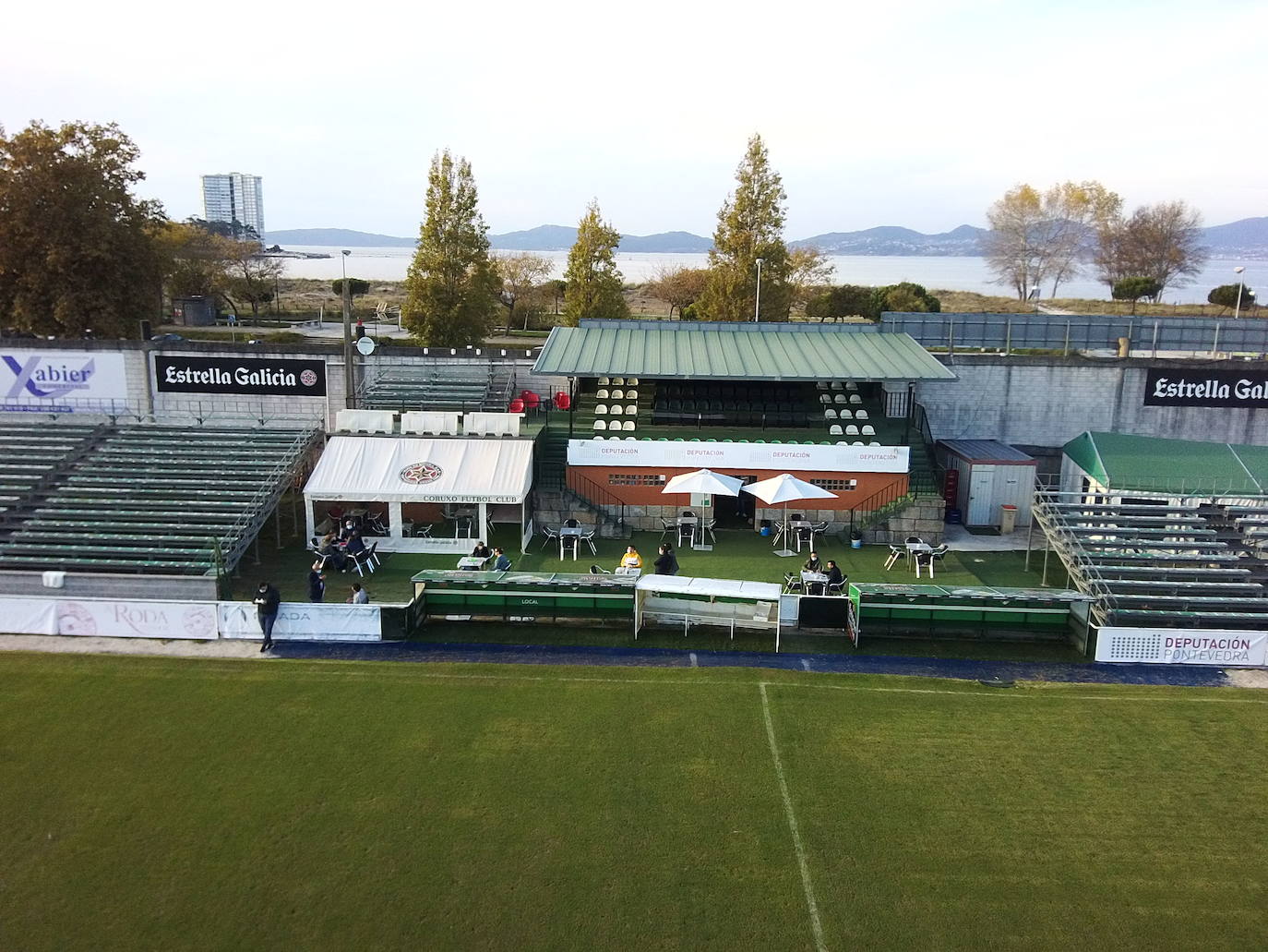 Imágenes del campo de fútbol O Vao en Coruxo, donde jugará el Málaga en la edición 20/21 de la Copa del Rey.