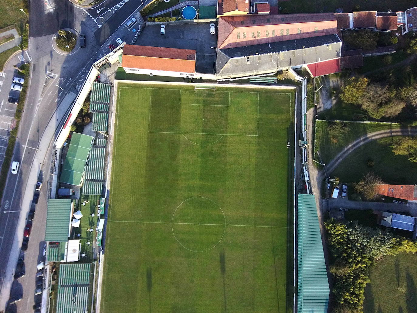 Imágenes del campo de fútbol O Vao en Coruxo, donde jugará el Málaga en la edición 20/21 de la Copa del Rey.