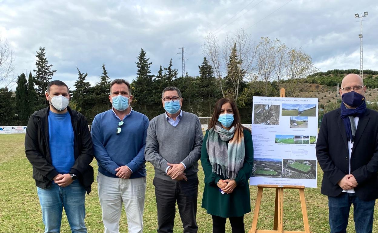 Las autoridades municipales han presentado hoy el proyecto de renovación del césped del campo de fútbol de Almayate.