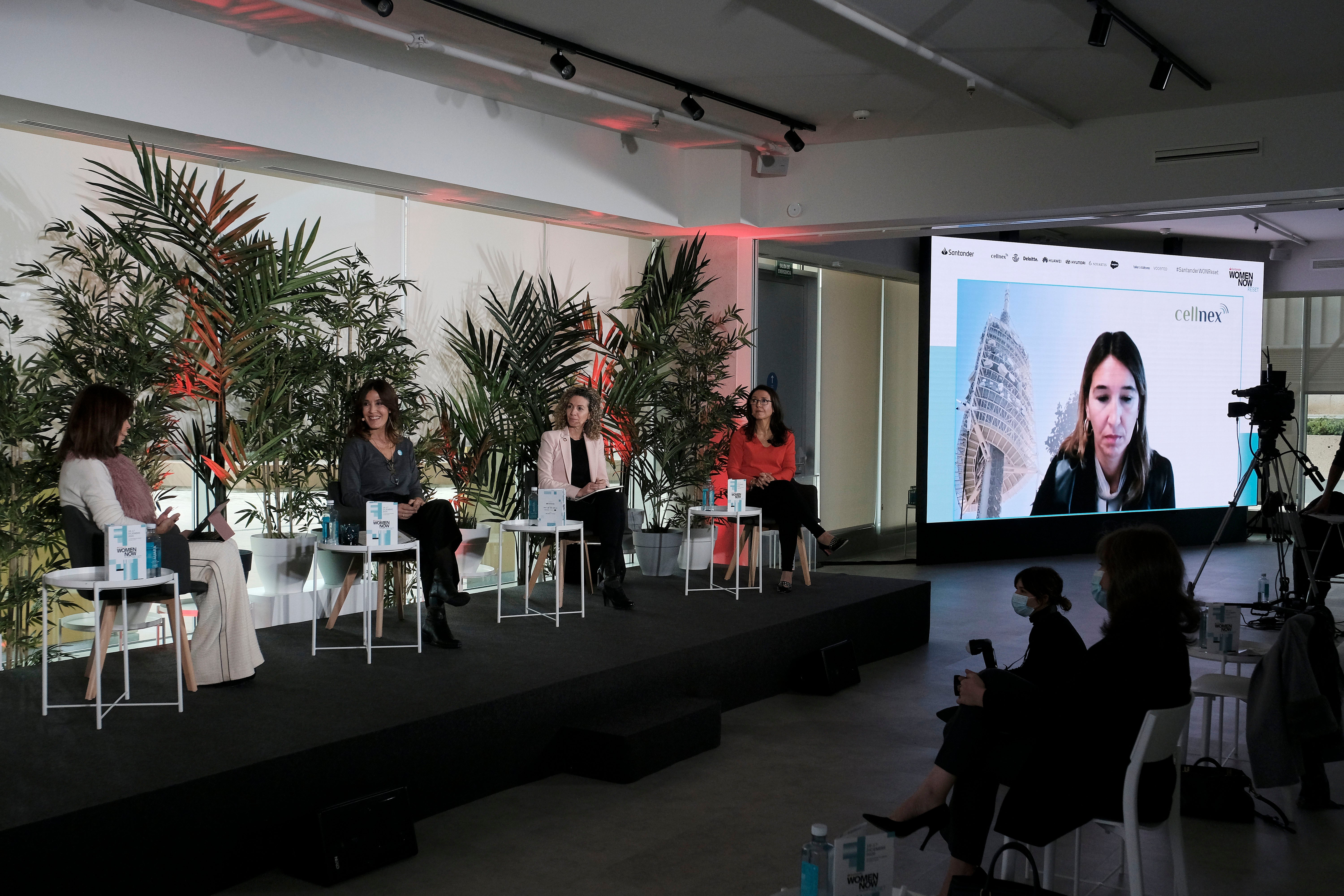 Coloquio innovación y liderazgo femenino con Eva Cárdenas, Ex CEO de Zara Home y CEO del proyecto inmobiliario Niebla Azul; Ana Vertedor, Alliances & Channel Regional Vice President Iberia of Salesforce; Àngels Ucero, Management System Director of Cellnex Telecom; Elena Fernández, Directora de Relaciones Internacionales y