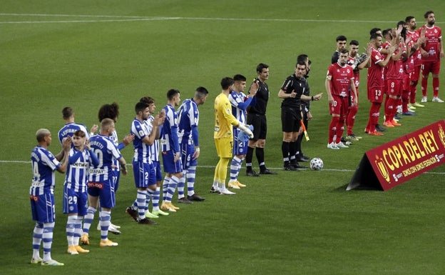 Las dos formaciones, antes del partido. 