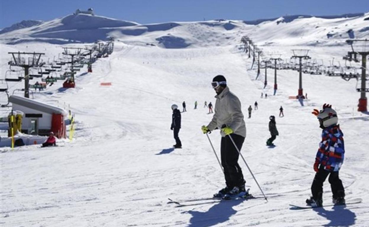 Sierra Nevada abrirá temporada con 30 kilómetros de cuatro áreas esquiables