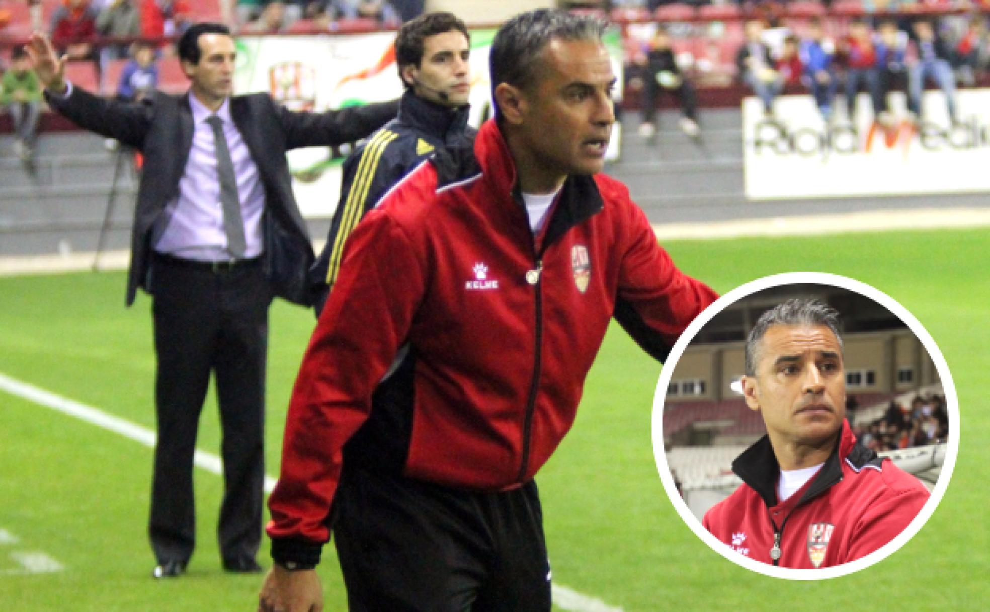 Pellicer, con Unai Emery al fondo, cuando dirigió al Logroñés ante el Valencia en un encuentro de Copa del Rey de la temporada 2010-2011, uno de los dos únicos en que fue primer entrenador interino del conjunto riojano.