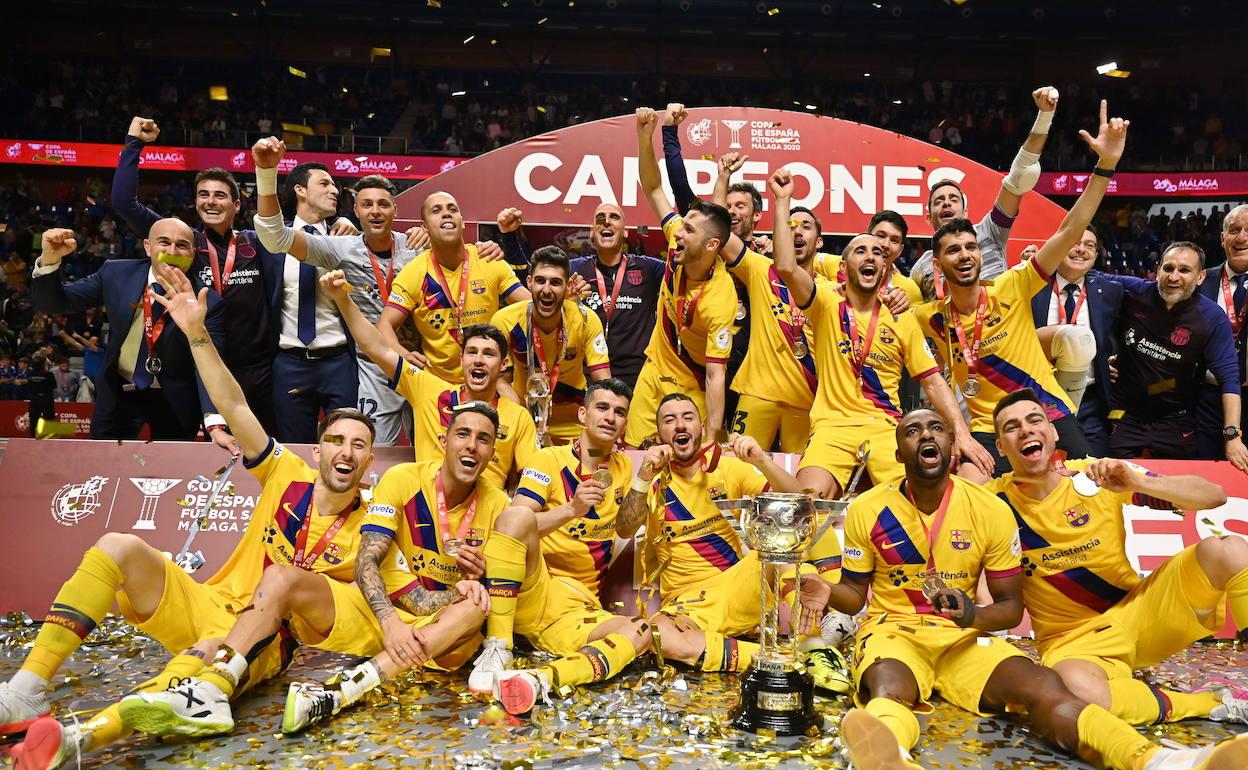 Los jugadores del Barça celebran el título de la Copa de España en marzo, también en el Carpena. 