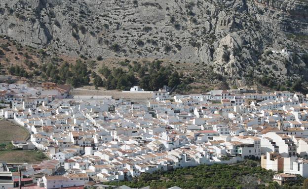 Valle de Abdalajís está al pie de una abrupta sierra caliza.