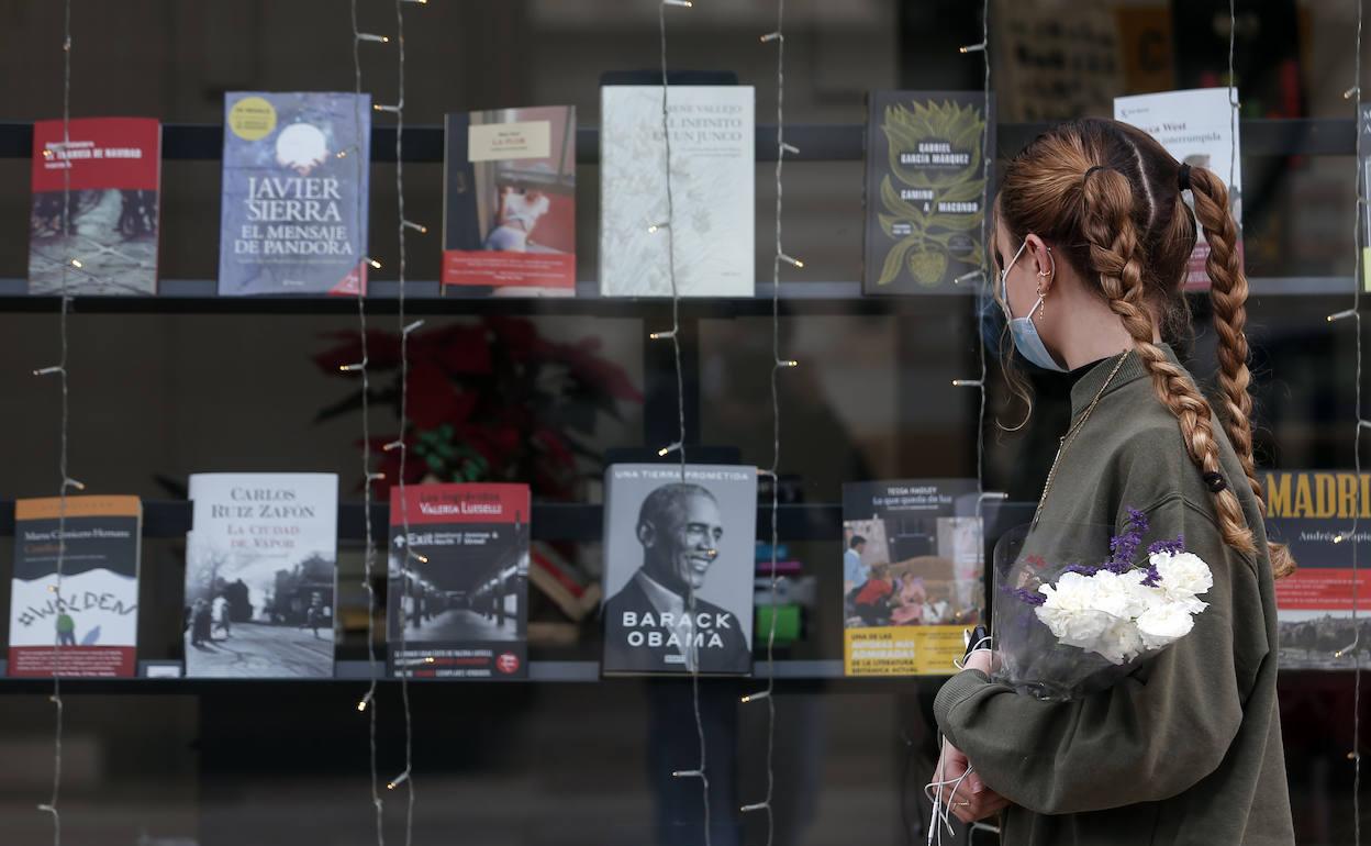 Libros y flores en el escaparate de Luces, contra la desesperanza. 