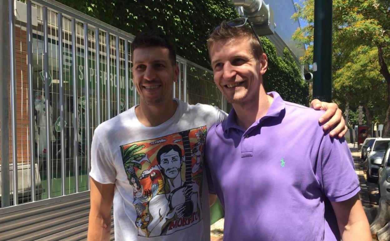 Dragan Milosavljevic con Waczynski en junio de 2019 después de haber renovado con el Unicaja por dos temporadas. 