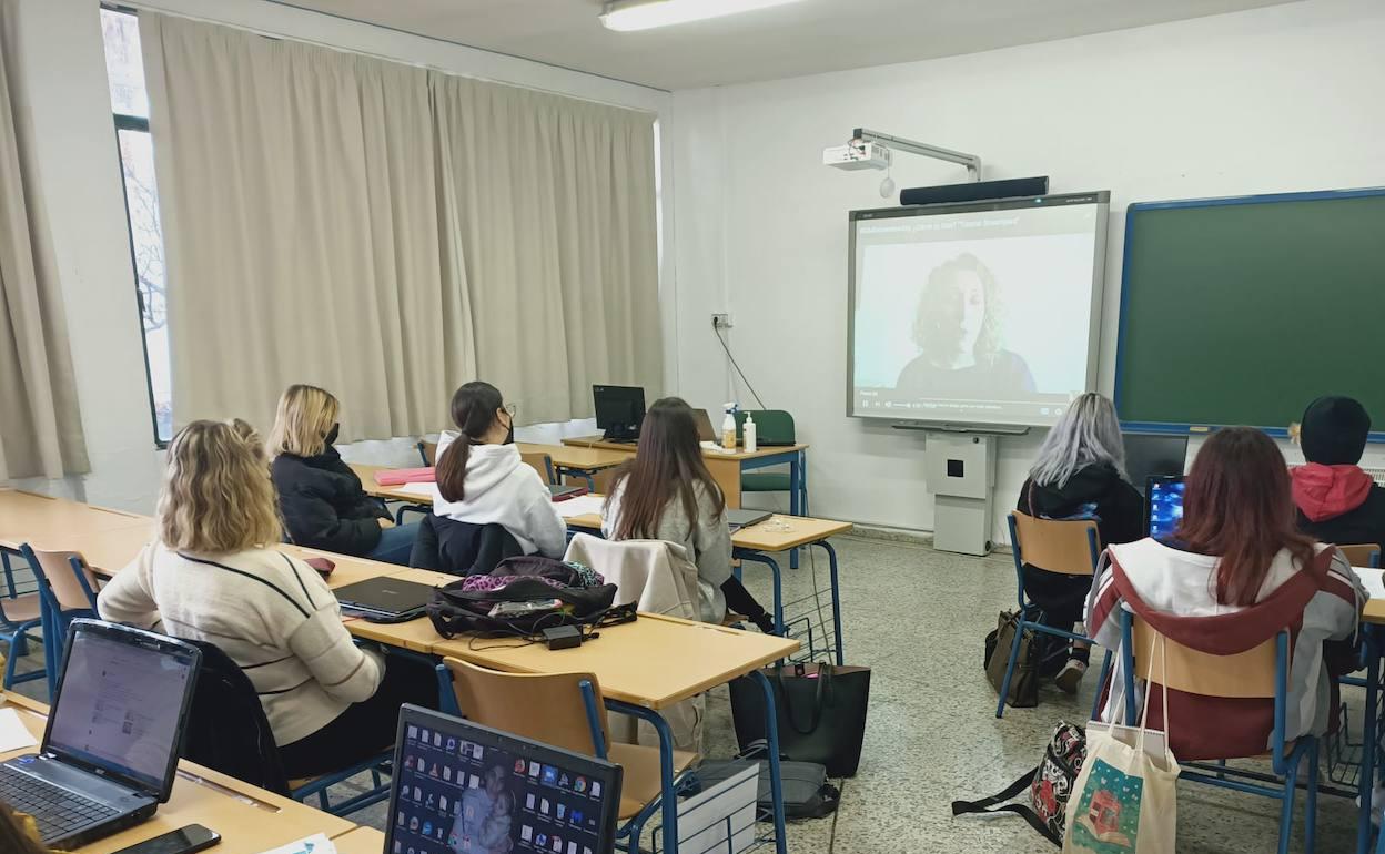 Alumnos del IES Profesor Isidoro Sánchez entrevistan en Youtube al maquillador de la serie Stranger Things