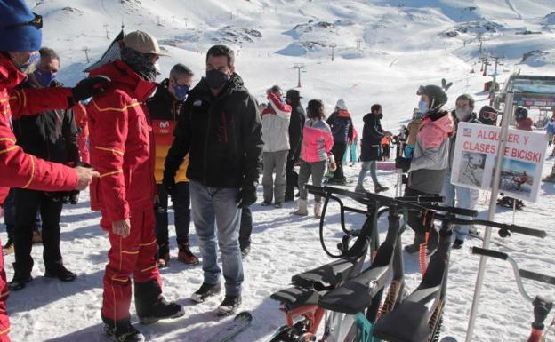 Galería. La visita de Juanma Moreno a Sierra Nevada, en imágenes