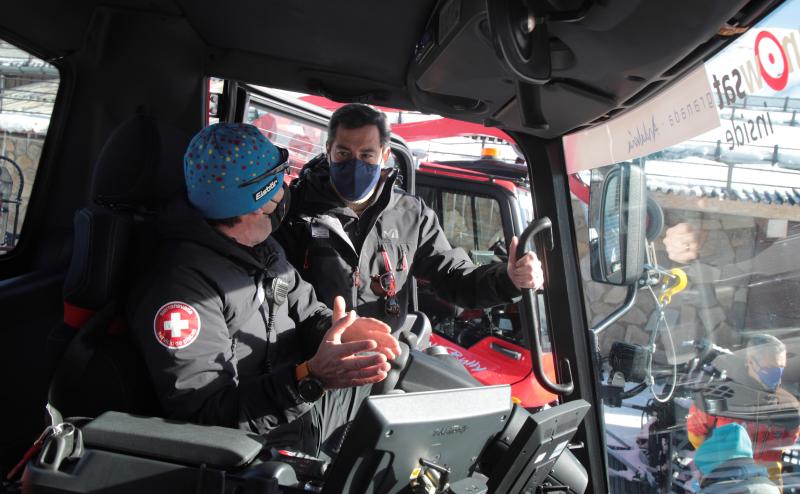 El presidente de la Junta de Andalucía visita la estación de esquí de Sierra Nevada para supervisar la apertura de la temporada, que se desarrolla con especiales medidas de seguridad como consecuencia de la pandemia de Covid