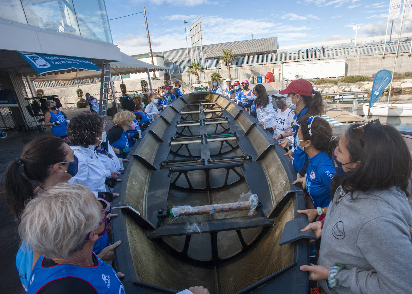 El Real Club Mediterráneo, escenario este domingo de la Regata de Invierno de Remo de Banco Fijo 'Ciudad de Málaga', organizada por el área de Deporte del Ayuntamiento de la ciudad, con el asesoramiento técnico de la Asociación Deportiva Málaga Dragon Boats BCS (Supervivientes del cáncer de mama)