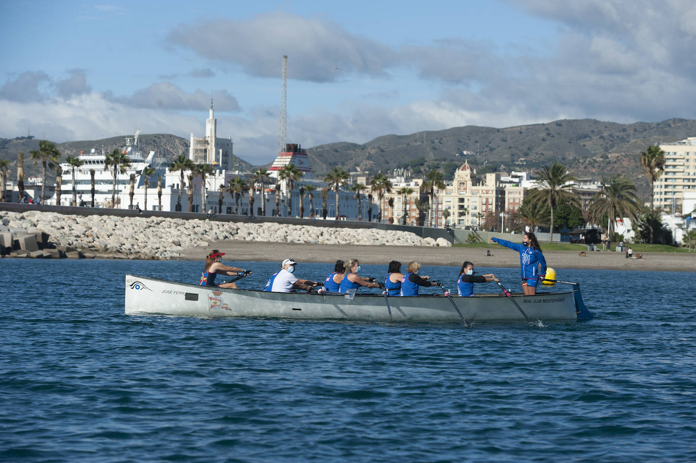 El Real Club Mediterráneo, escenario este domingo de la Regata de Invierno de Remo de Banco Fijo 'Ciudad de Málaga', organizada por el área de Deporte del Ayuntamiento de la ciudad, con el asesoramiento técnico de la Asociación Deportiva Málaga Dragon Boats BCS (Supervivientes del cáncer de mama)