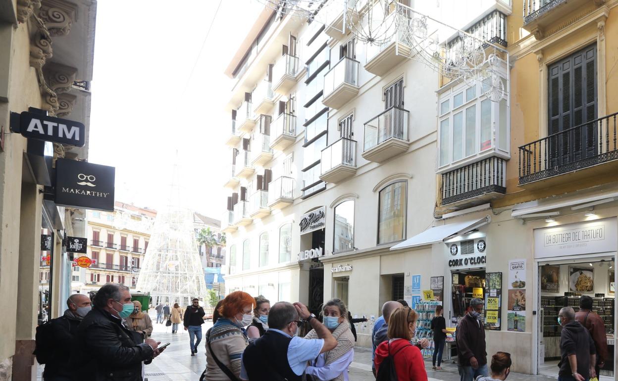 Colas ante una céntrica administración de la capital.