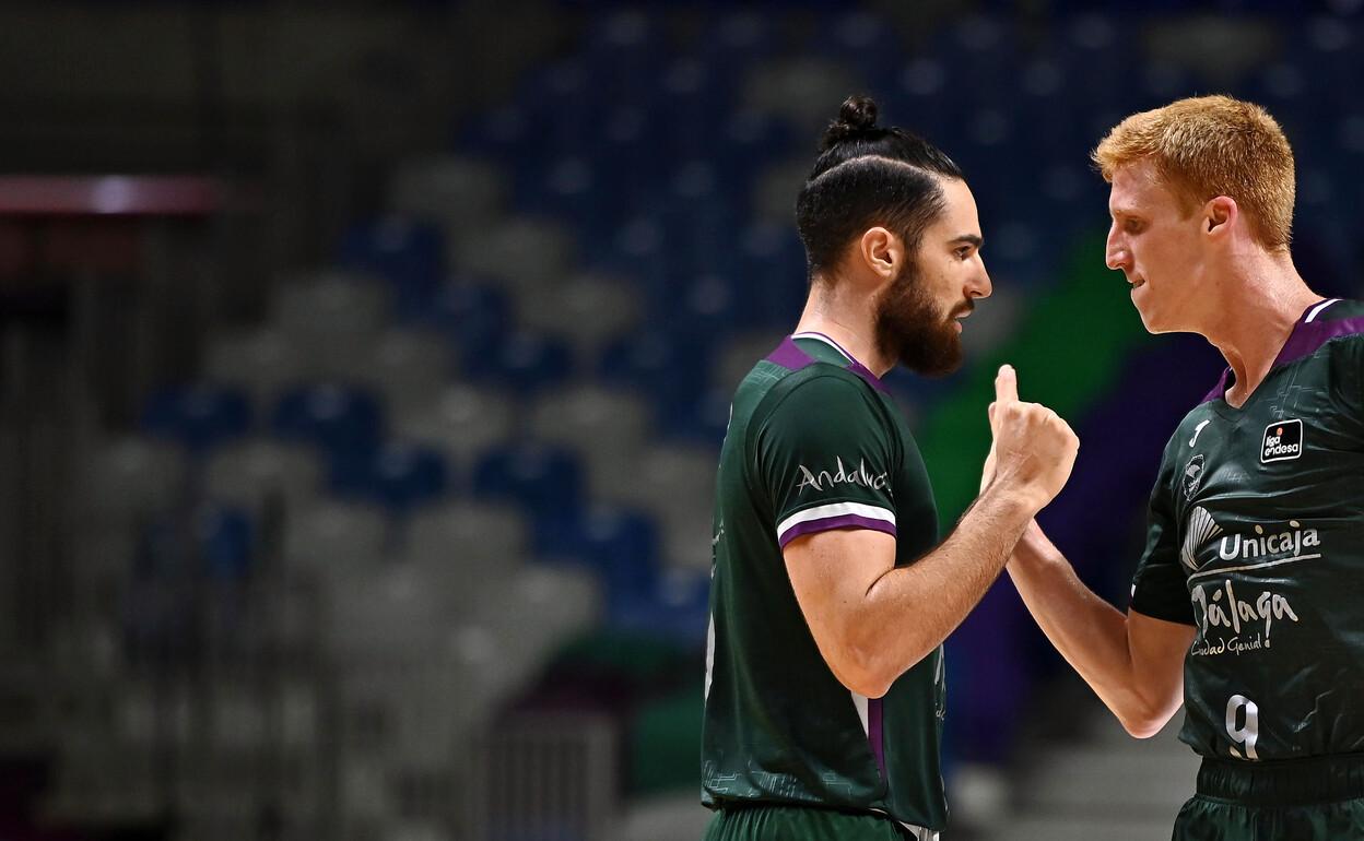 Francis Alonso y Alberto Díaz celebran una canasta en el encuentro ante el Obradoiro. 