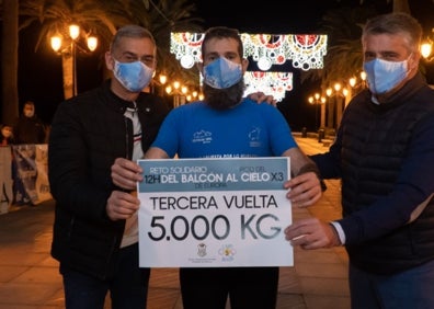 Imagen secundaria 1 - Arriba, Javier Martín Losada, con los alimentos donados por el Ayuntamiento; abajo a la izquierda, Martín, con el edil de Deportes y el alcalde, y a la derecha, al término del desafío. 