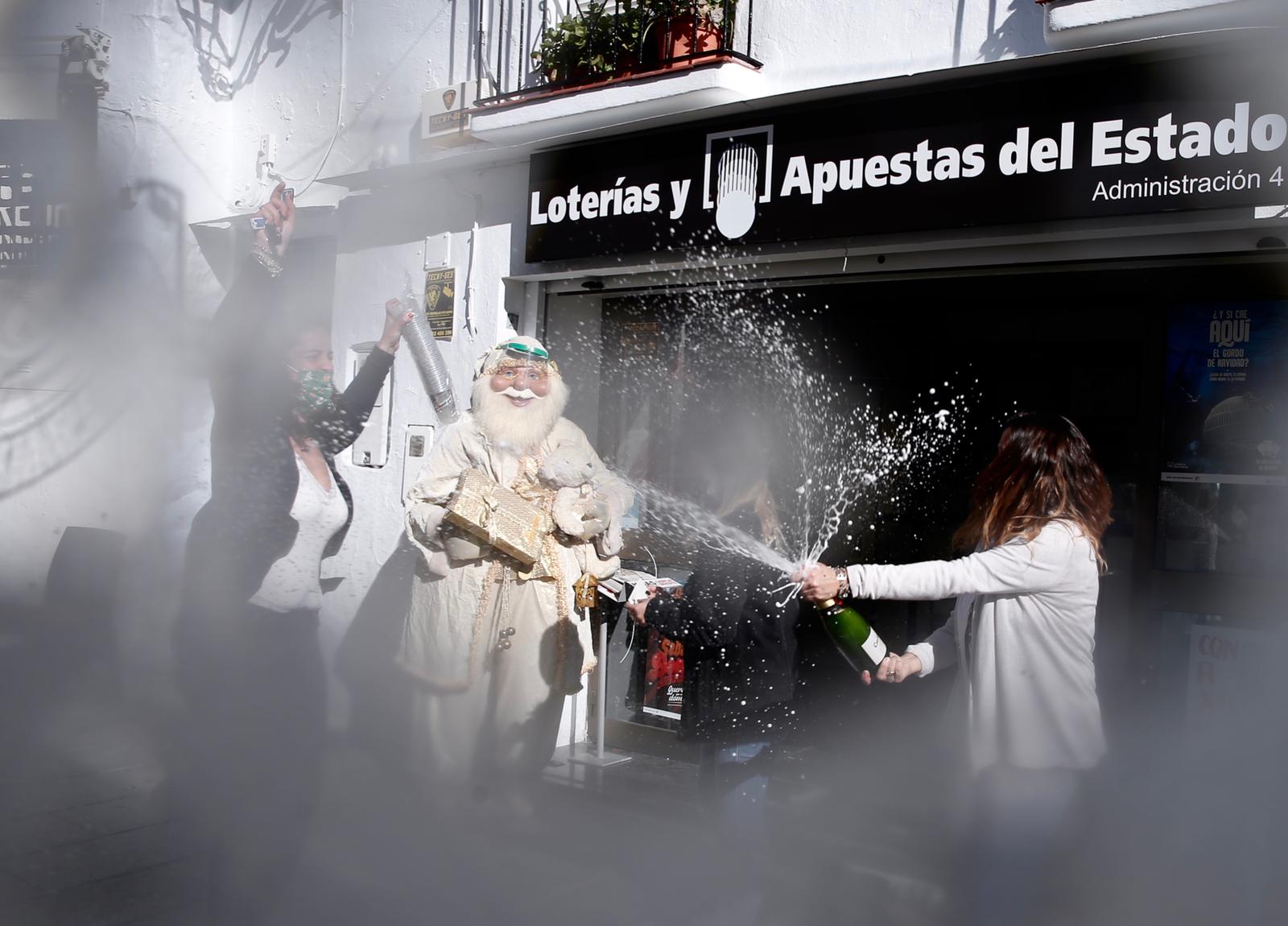 El 28674, quinto premio de la Lotería de Navidad, deja casi un millón de euros en Mijas. La administración número de 4 en la calle Los Caños ha vendido 150 décimos
