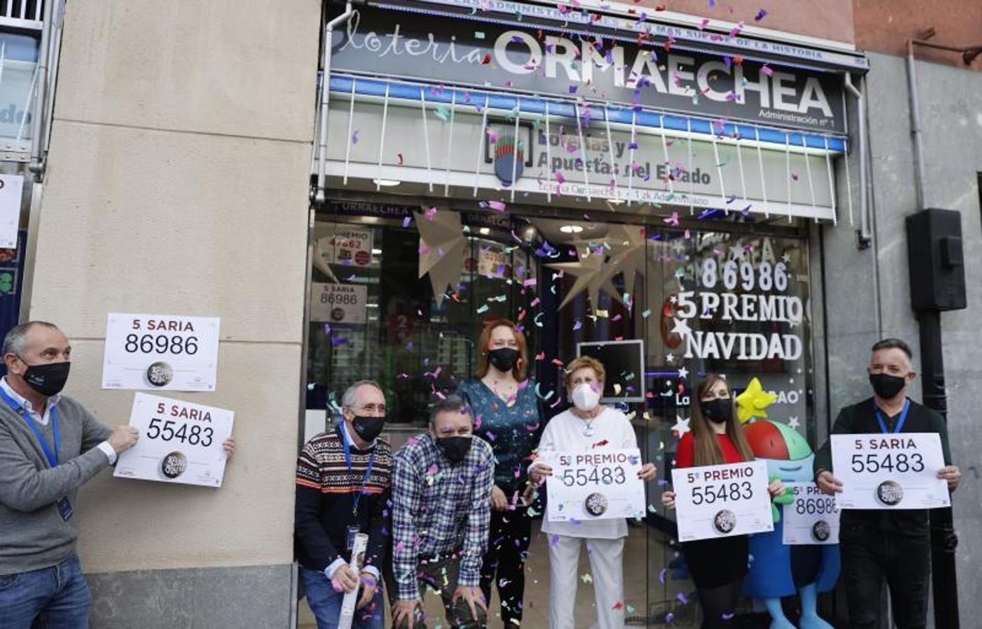 Los loteros de la administración Ormaechea en Bilbao celebran uno de los quintos premios.