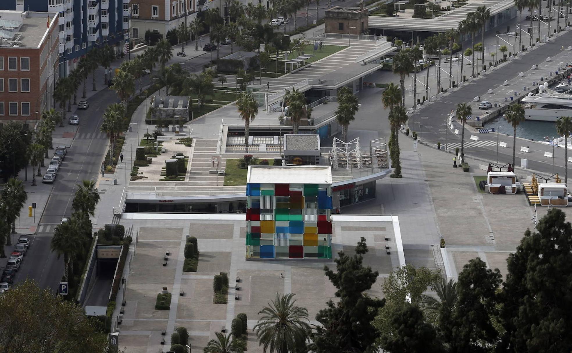 El Centre Pompidou Málaga, rodeado de una ciudad desierta. 