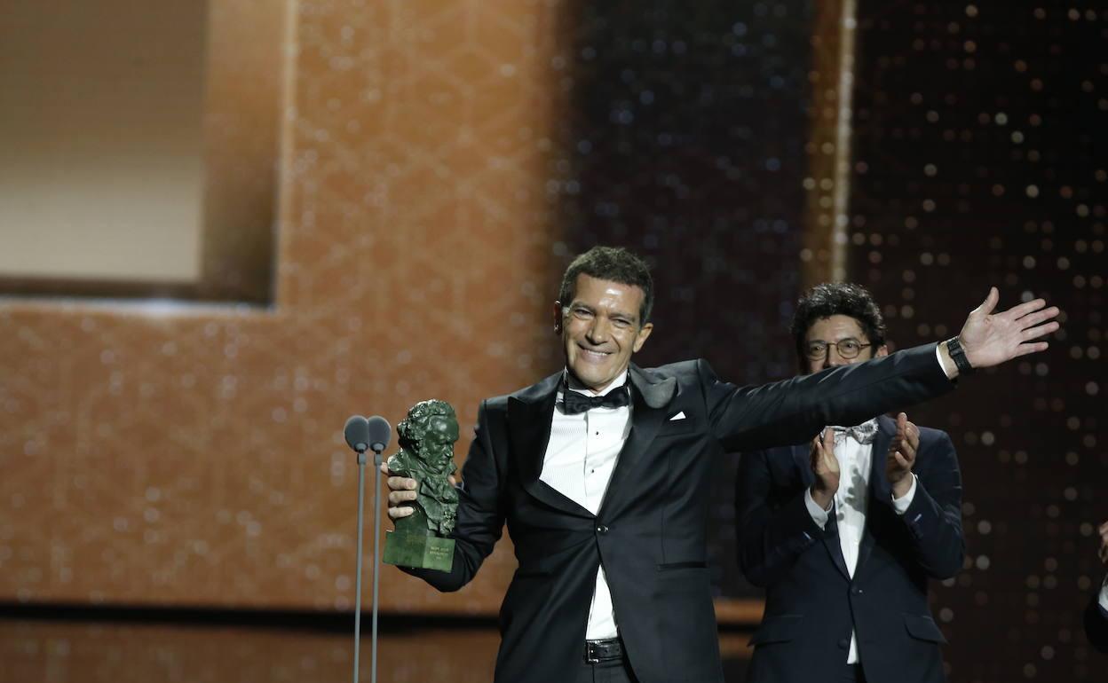 Antonio Banderas, tras recibir el Goya en la gala celebrada en el Martín Carpena. 