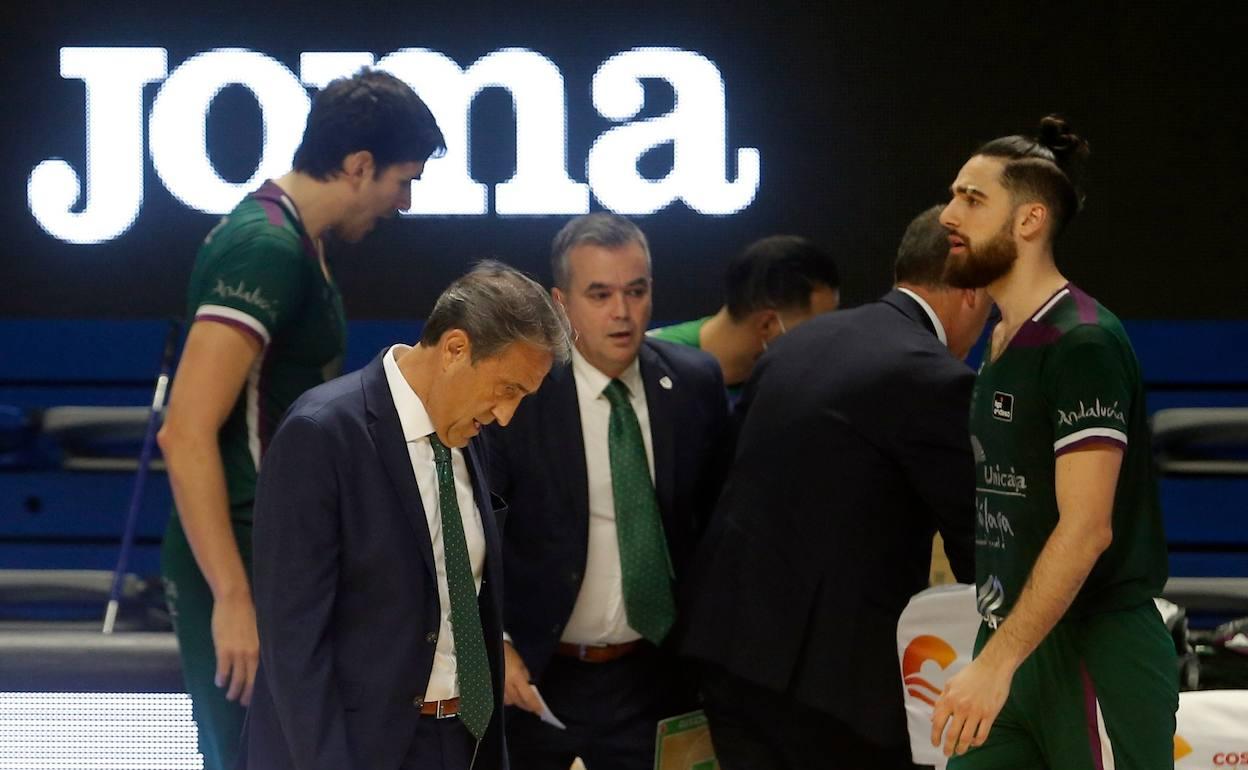 El entrenador del Unicaja, Luis Casimiro, cabizbajo en el partido de este martes. 