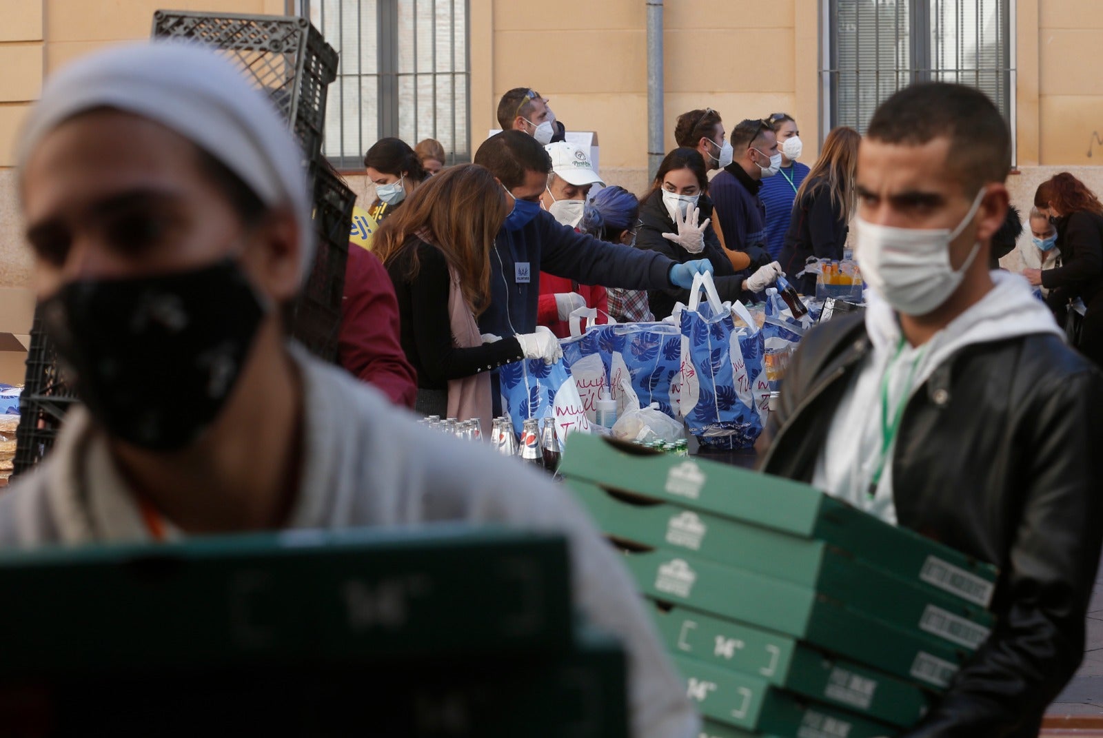 Así ha sido el reparto de los miles de menús que se han entregado en los comedores sociales de la ciudad.