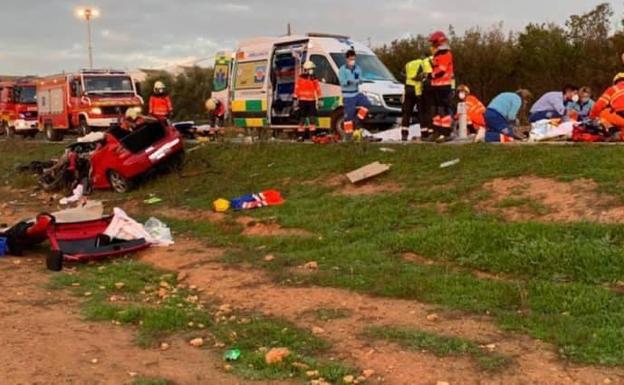 Imagen principal - Ocho heridos tras colisionar un coche y un camión en Mollina