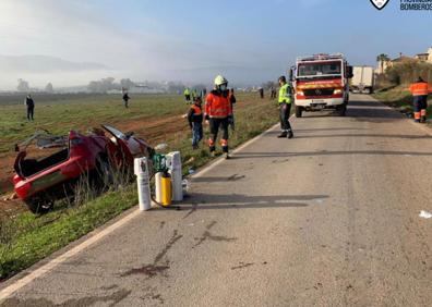 Imagen secundaria 1 - Ocho heridos tras colisionar un coche y un camión en Mollina