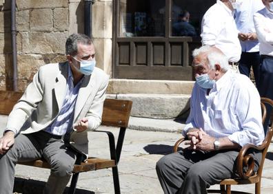 Imagen secundaria 1 - En el cierre del mensaje navideño, acompañando al himno nacional, se reprodujeron instantáneas de don Felipe y doña Letizia, así como de sus hijas, en actos de distinta índole que realizaron a lo largo del año.