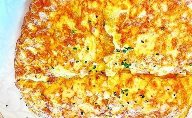 Tortilla de bacalao. Los amantes del huevo y del bacalao están de suerte con esta tortilla, que sin llegar a ser vaga está muy jugosa. El huevo se entremezcla con unas láminas de bacalao casi casi en crudo que aportan más sabor y salinidad.