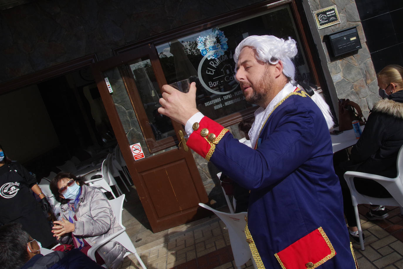 Los personajes del mundo del vino se pasean por Nueva Málaga. 