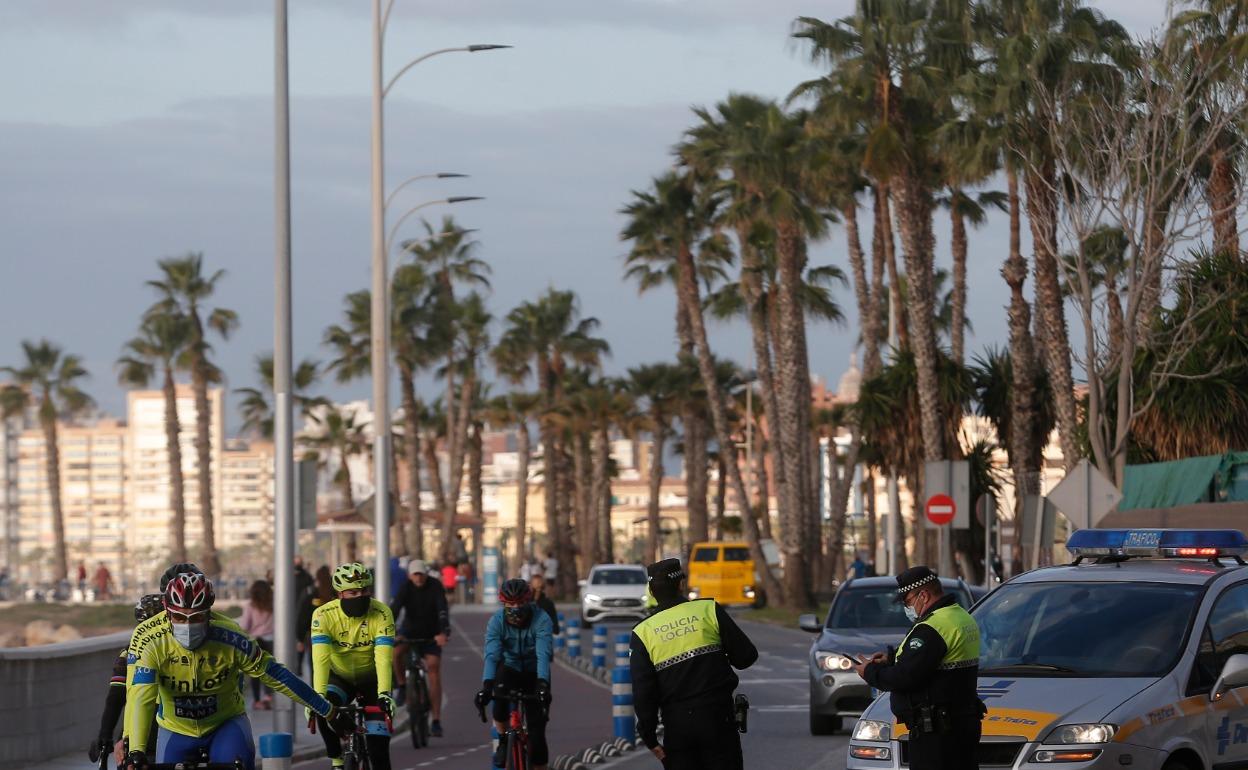 Control de velocidad en un tramo con carril 30 del paseo marítimo, ayer. 