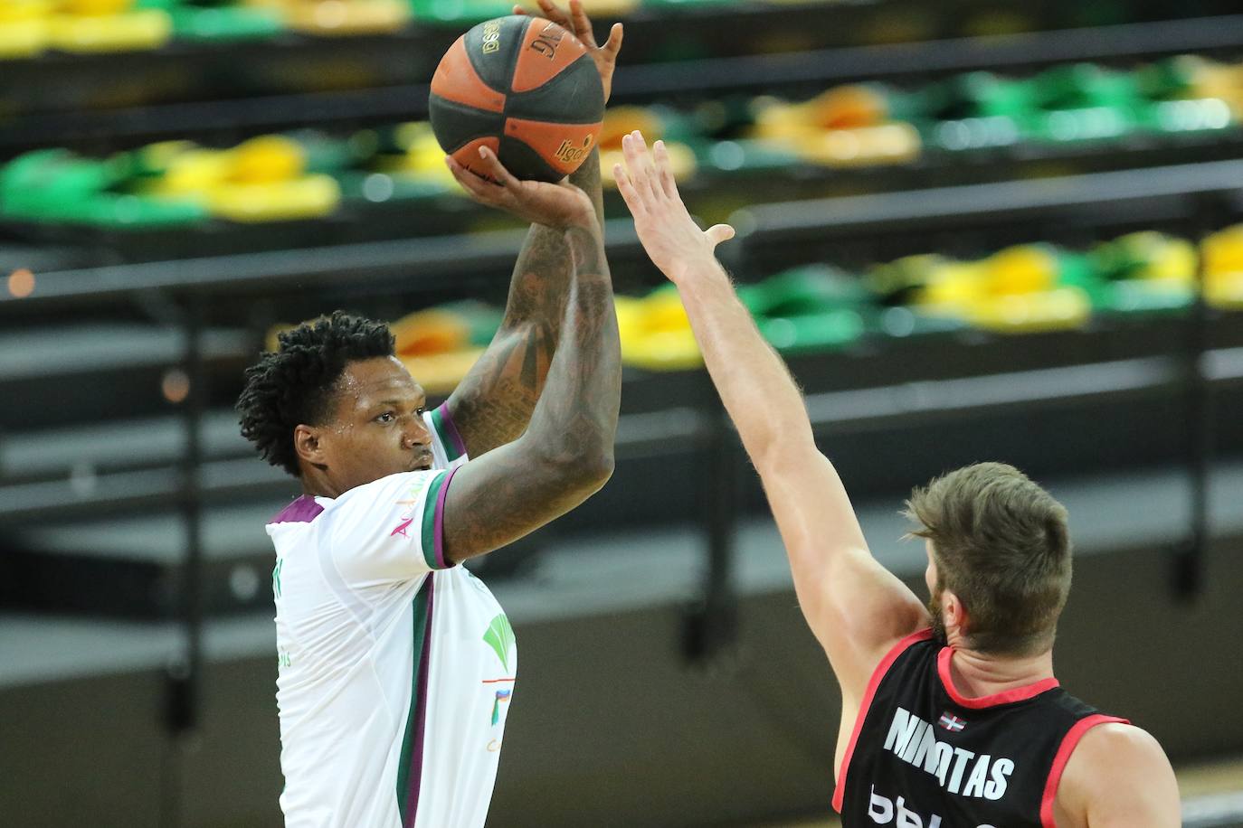 Victoria del Unicaja en la cancha del Bilbaco Basket. 