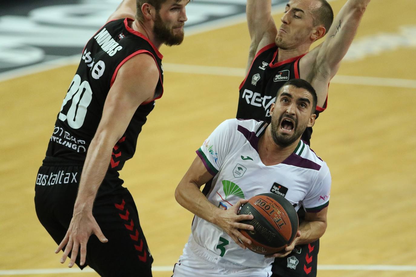 Victoria del Unicaja en la cancha del Bilbaco Basket. 