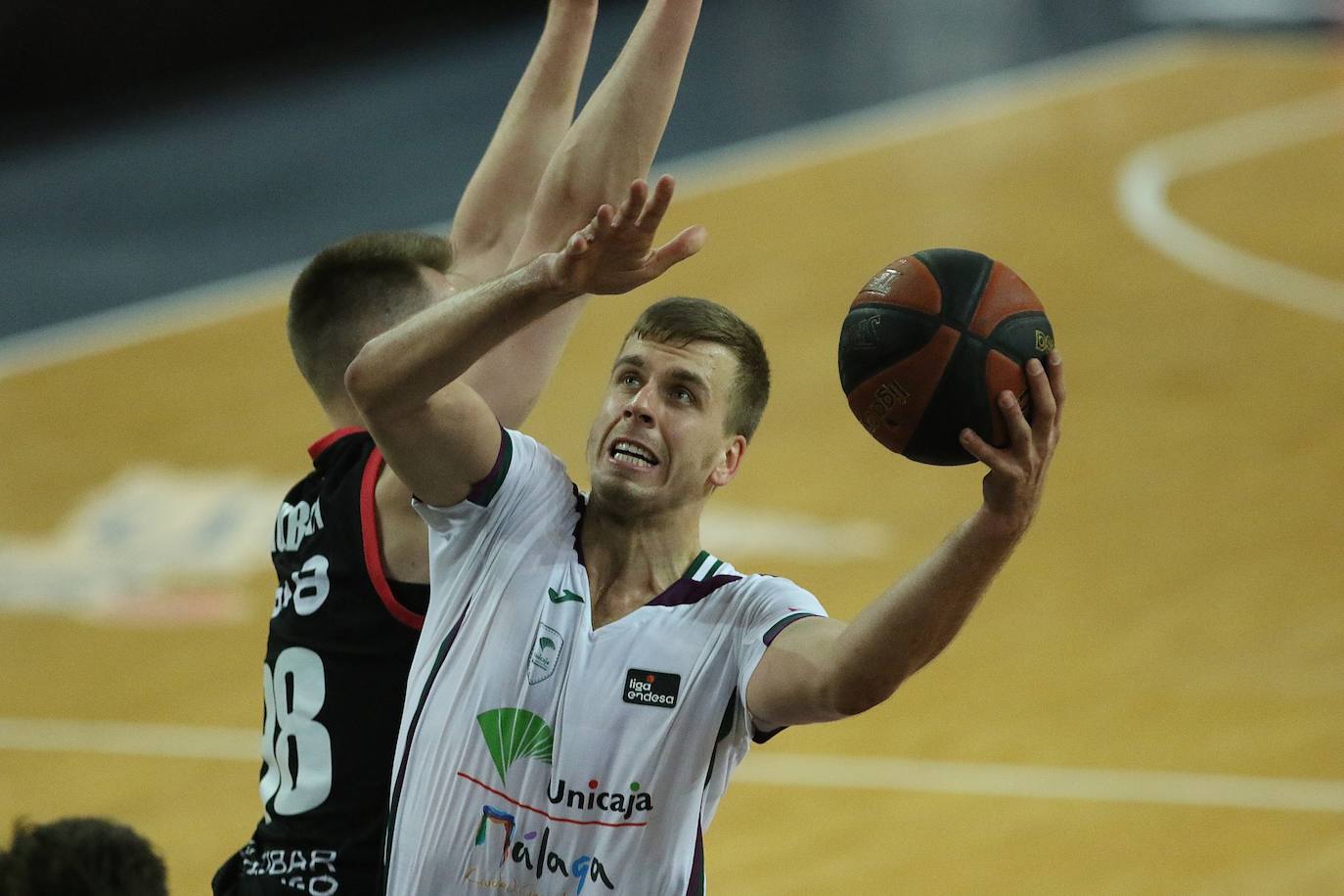Victoria del Unicaja en la cancha del Bilbaco Basket. 