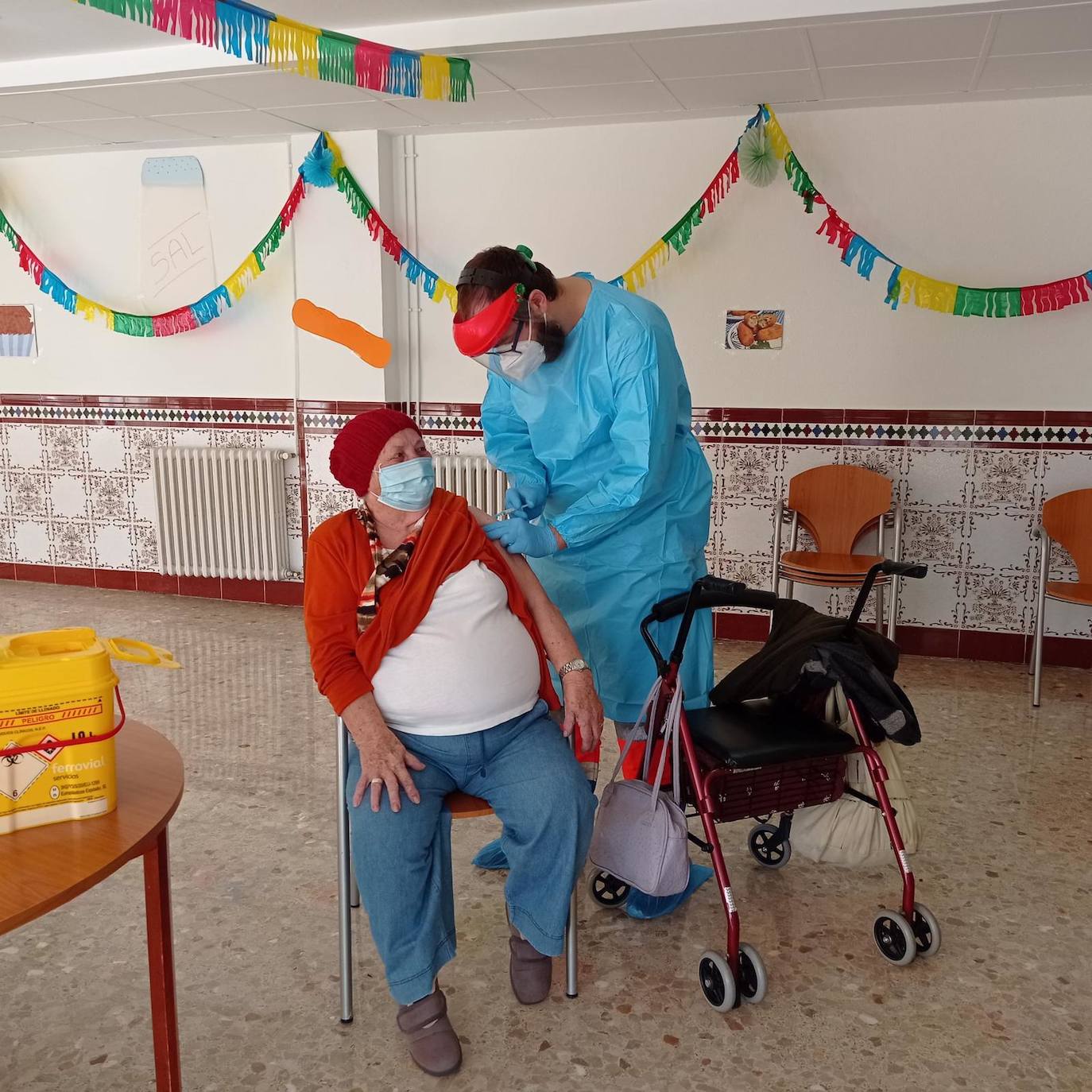 Inés, la segunda vacunada en la residencia de mayores de El Palo. 