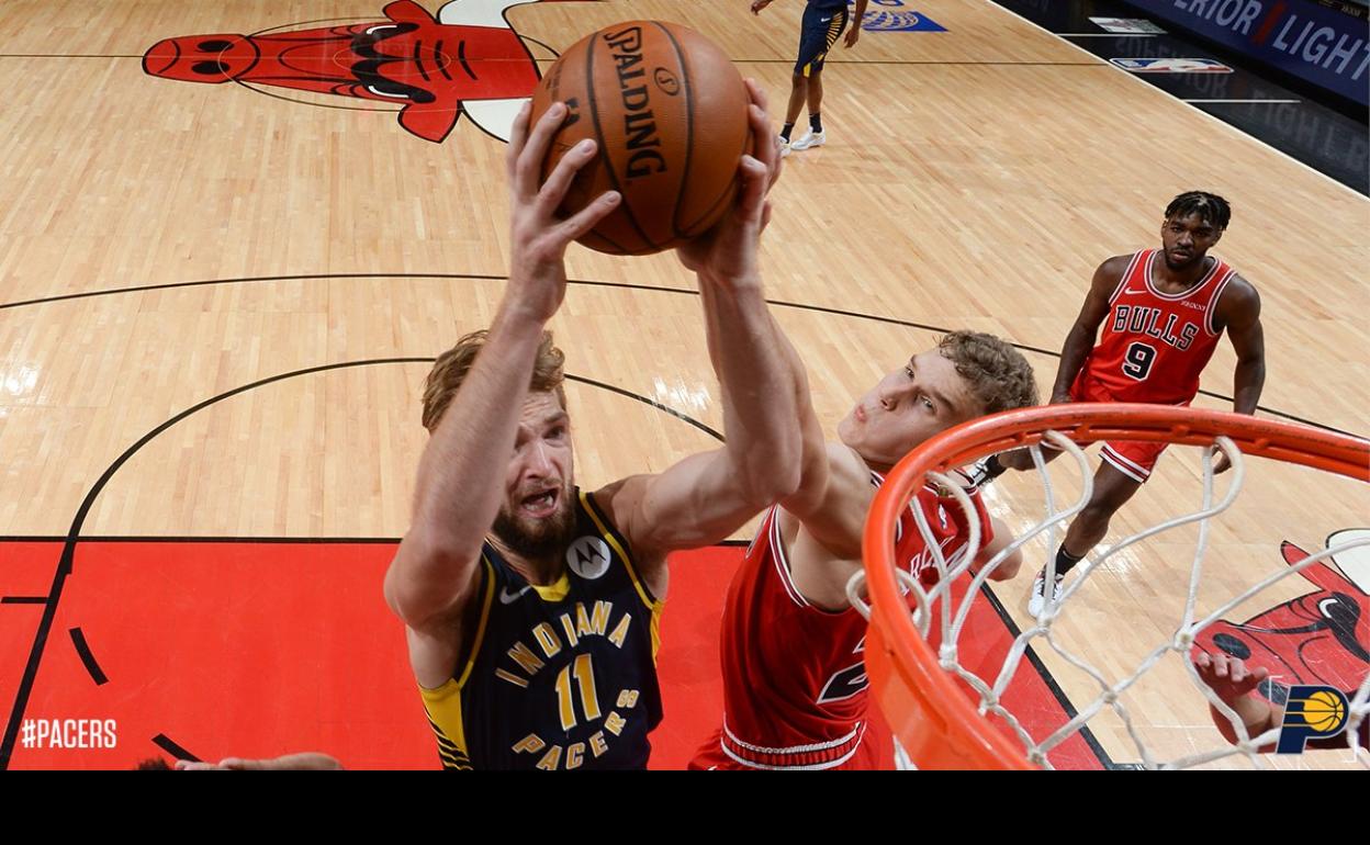 Domantas Sabonos machaca en el partido ante los Bulls de Chicago. 
